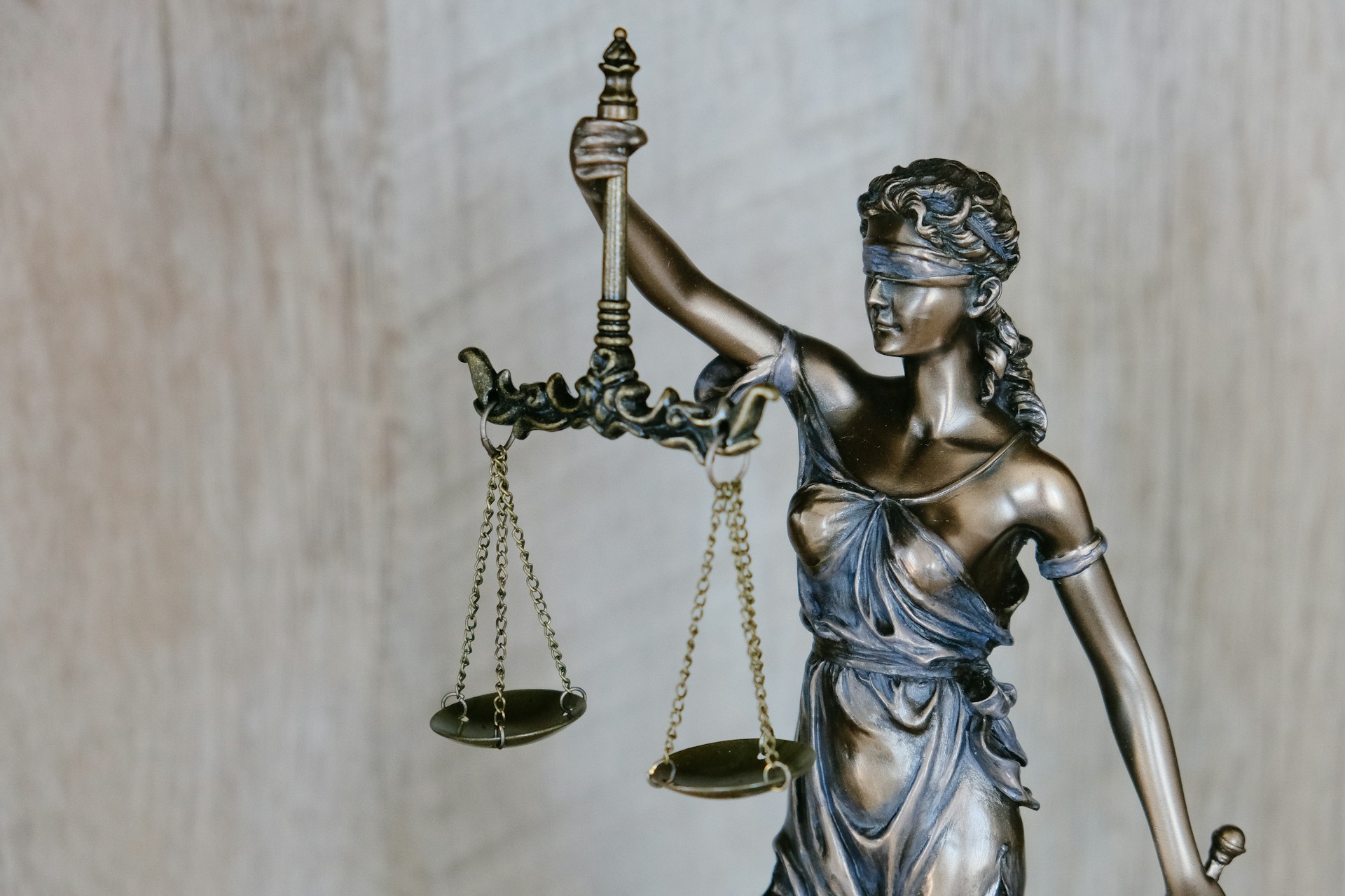 Civil litigation lawyer in Malaysia: court claims for contract disputes, debt recovery, shareholder disputes, and appeals